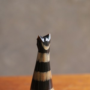水牛の角から生まれた、艷やかなしま猫