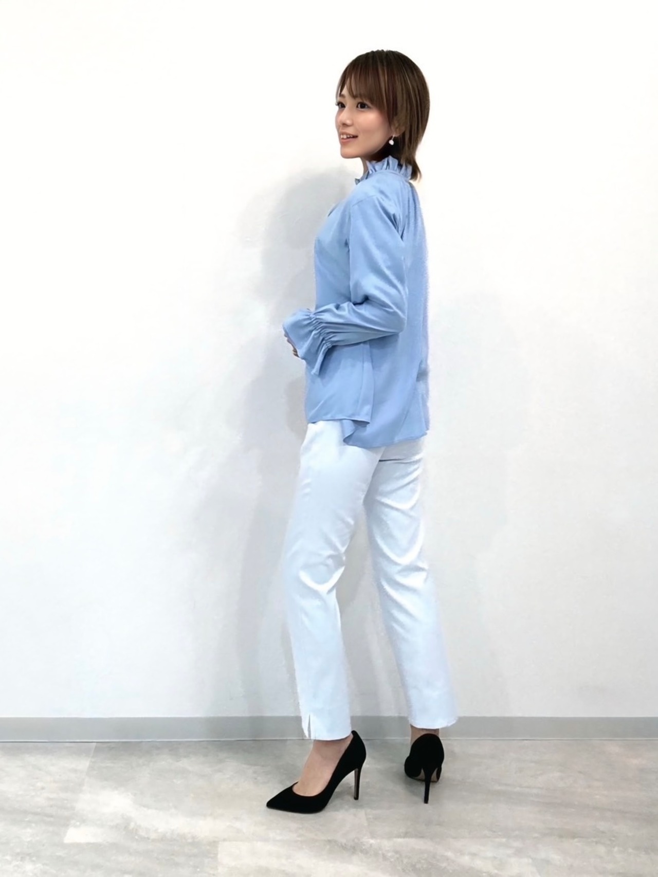 ネックフリルブラウス