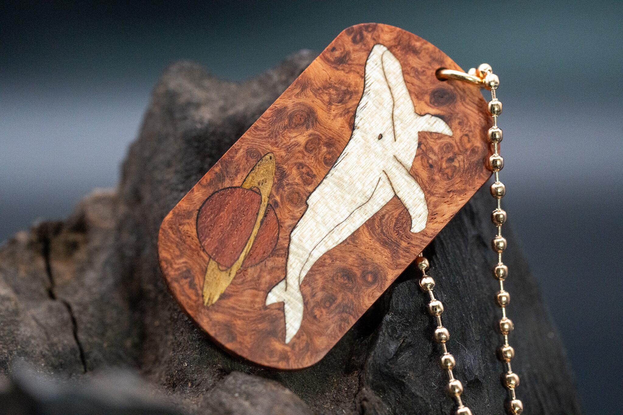 【朱色の銘木】 本花梨瘤 ドッグタグ 象嵌 勇魚と惑星