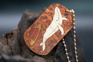 【朱色の銘木】 本花梨瘤 ドッグタグ 象嵌 勇魚と惑星