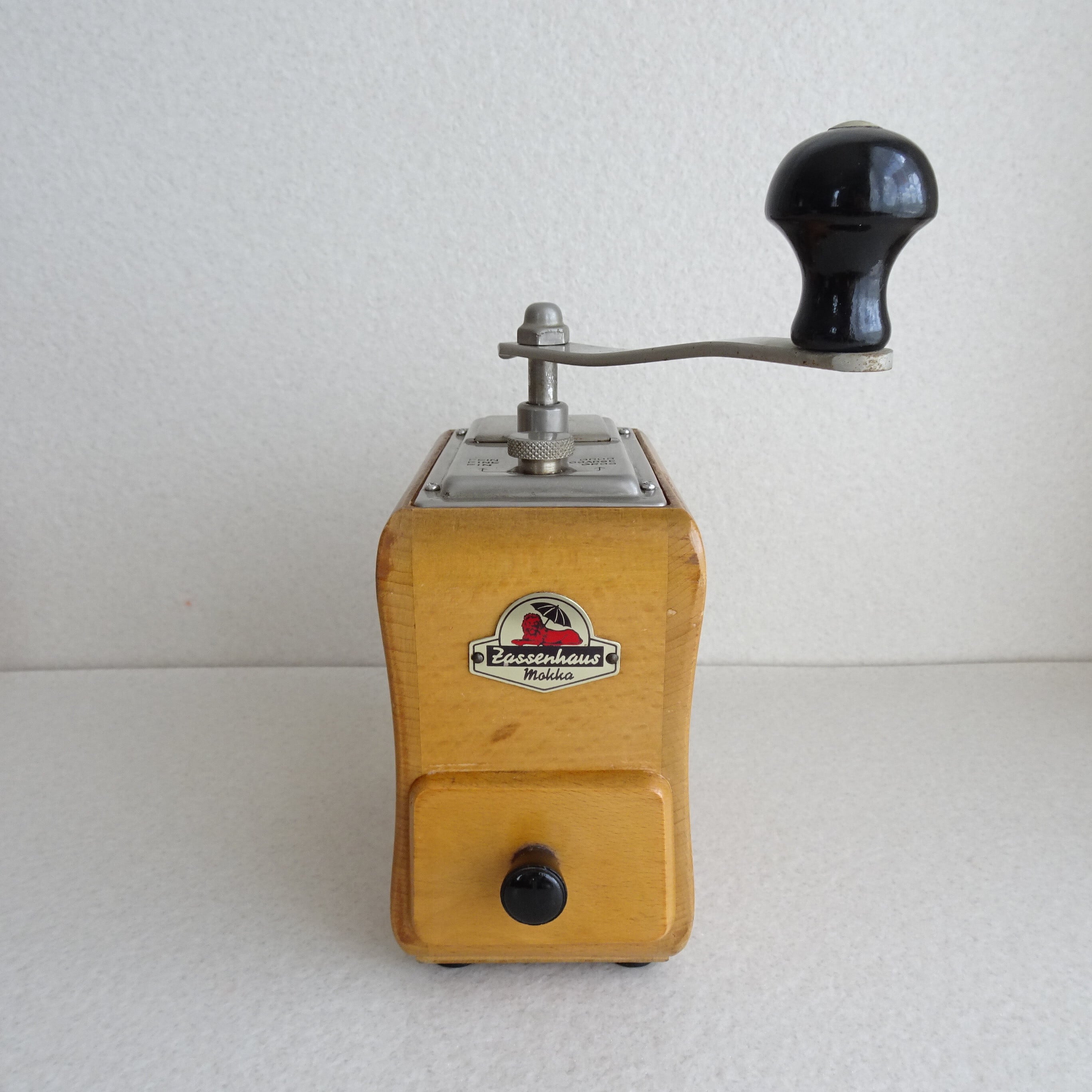 着せ替え！　1950年代ザッセンハウス　コーヒーミル　No.495 コレクション17】ザッセンハウス No.495 ZASSO | 純喫茶家具の村田商會