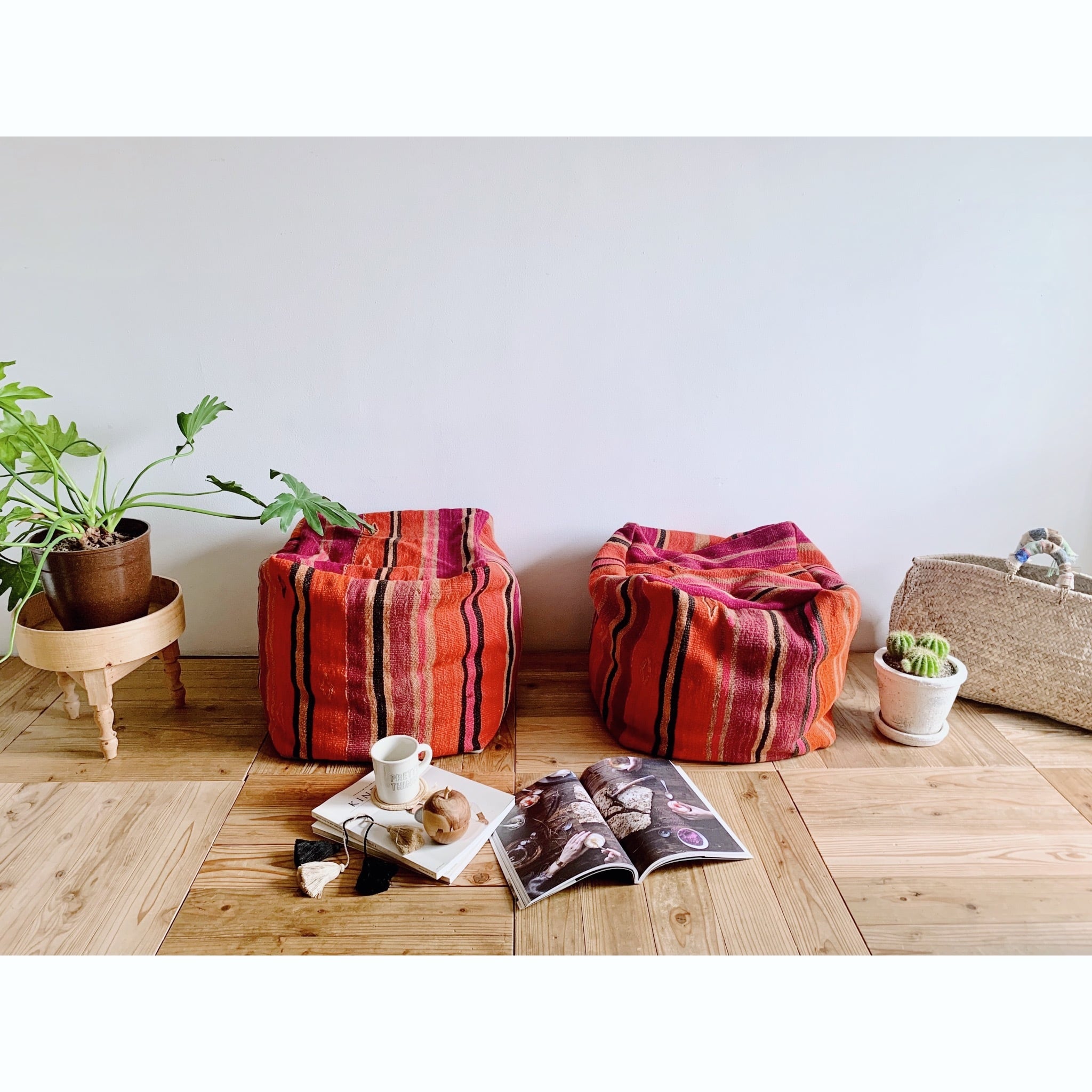 オールドキリムをリメイクしたキューブ型プフ［底面違い①