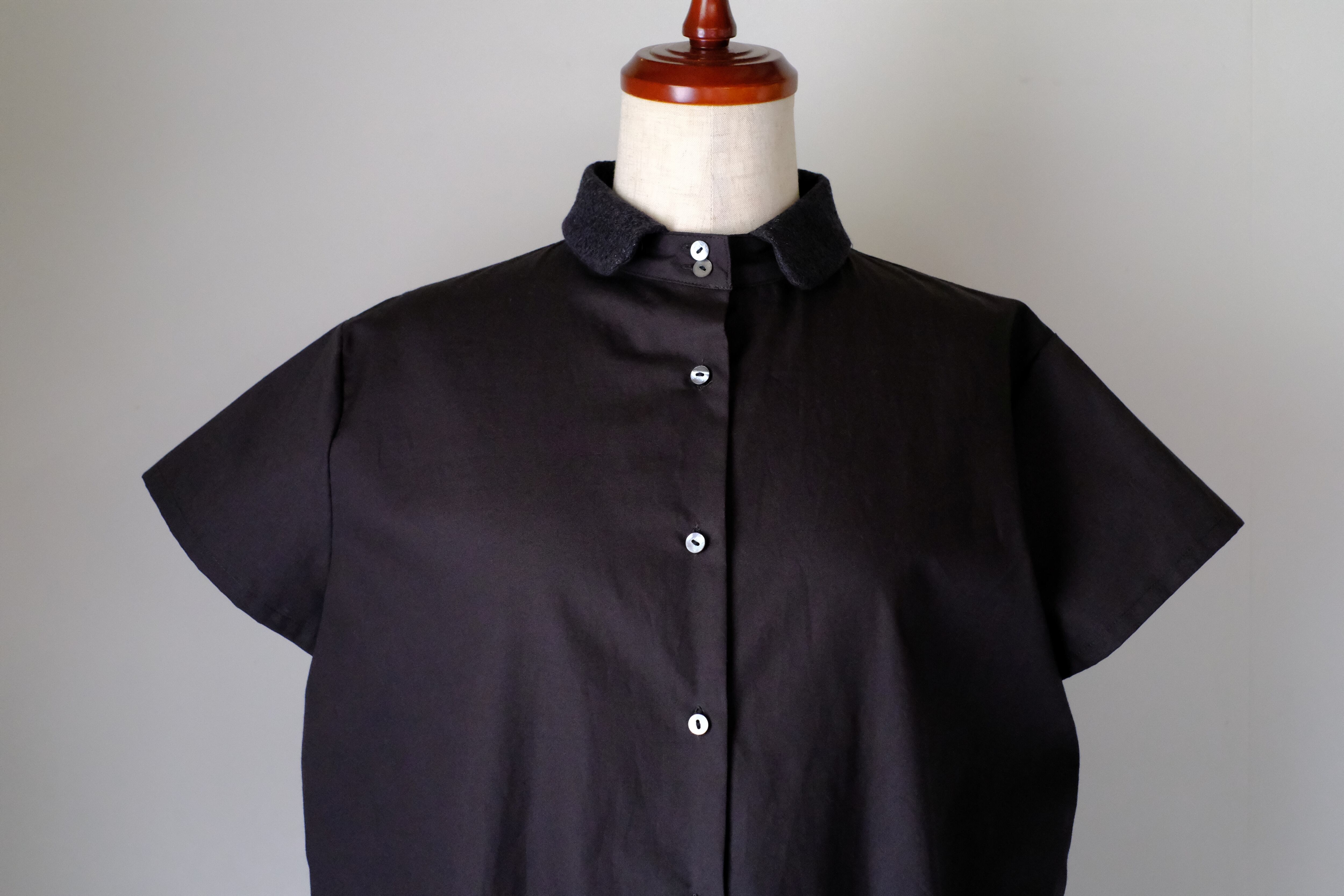 半袖スタンドカラーブラウス cl-134(墨黒)