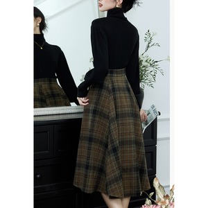 レトロチェックスカートとブラックニットのセットアップ W01405