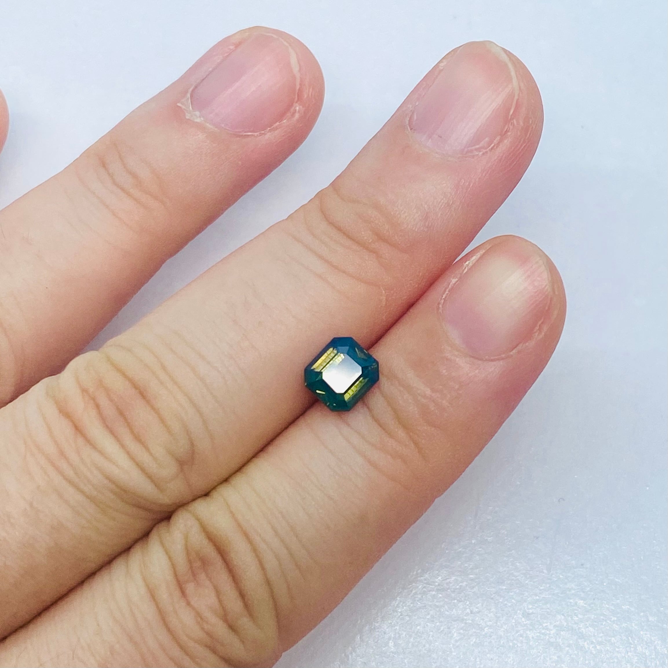 珍しいシルキーブルーグリーンのサファイア