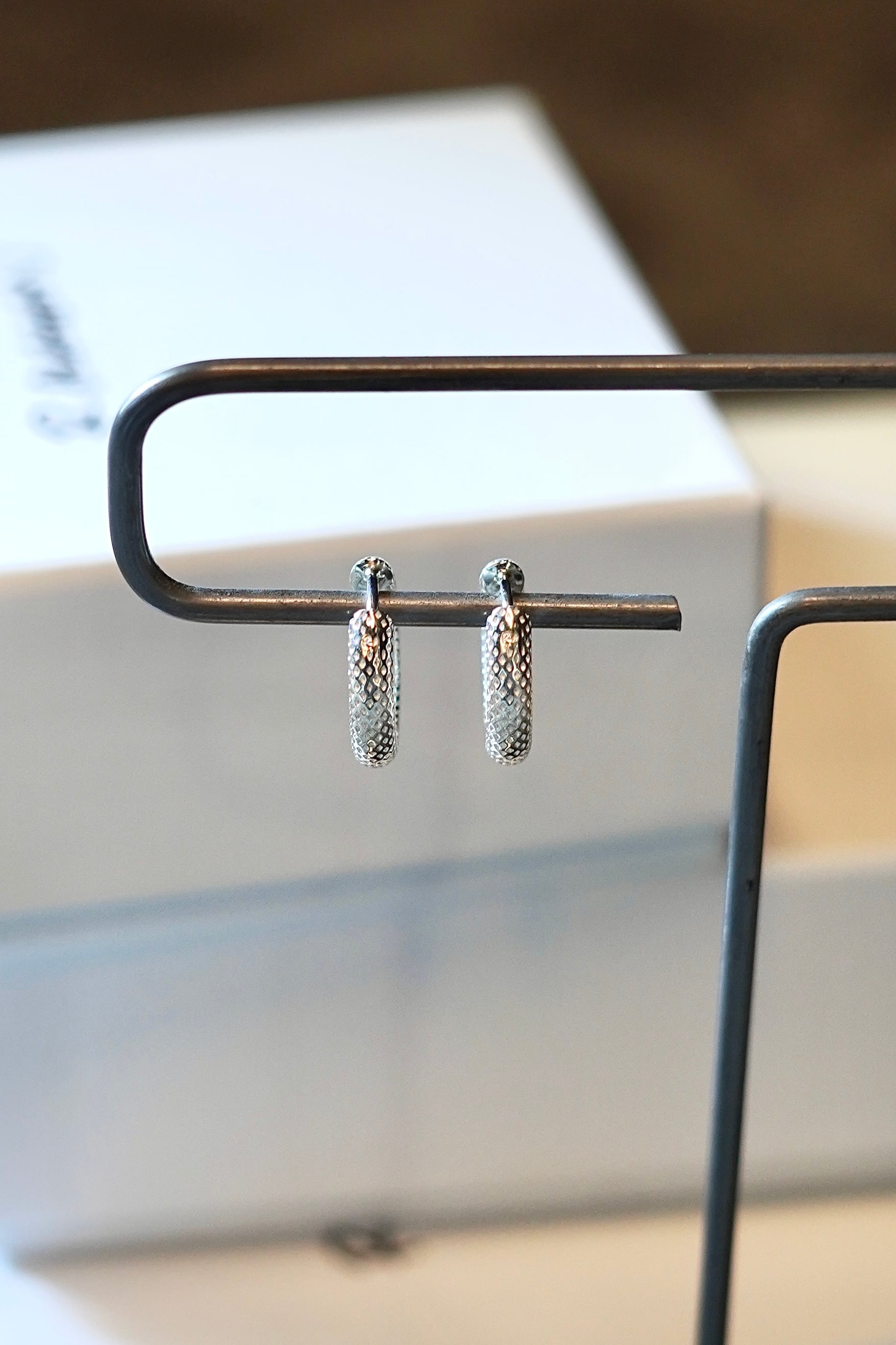 R.ALAGAN / TINY DOT HOOPS (SILVER) | JUQUI Online