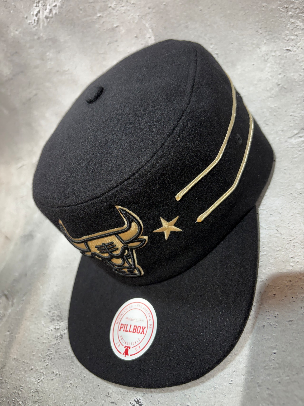 Mitchell＆Ness/ミッチェルアンドネス NBA シカゴ・ブルズ Retro Roots  ピルボックス キャップ ブラック