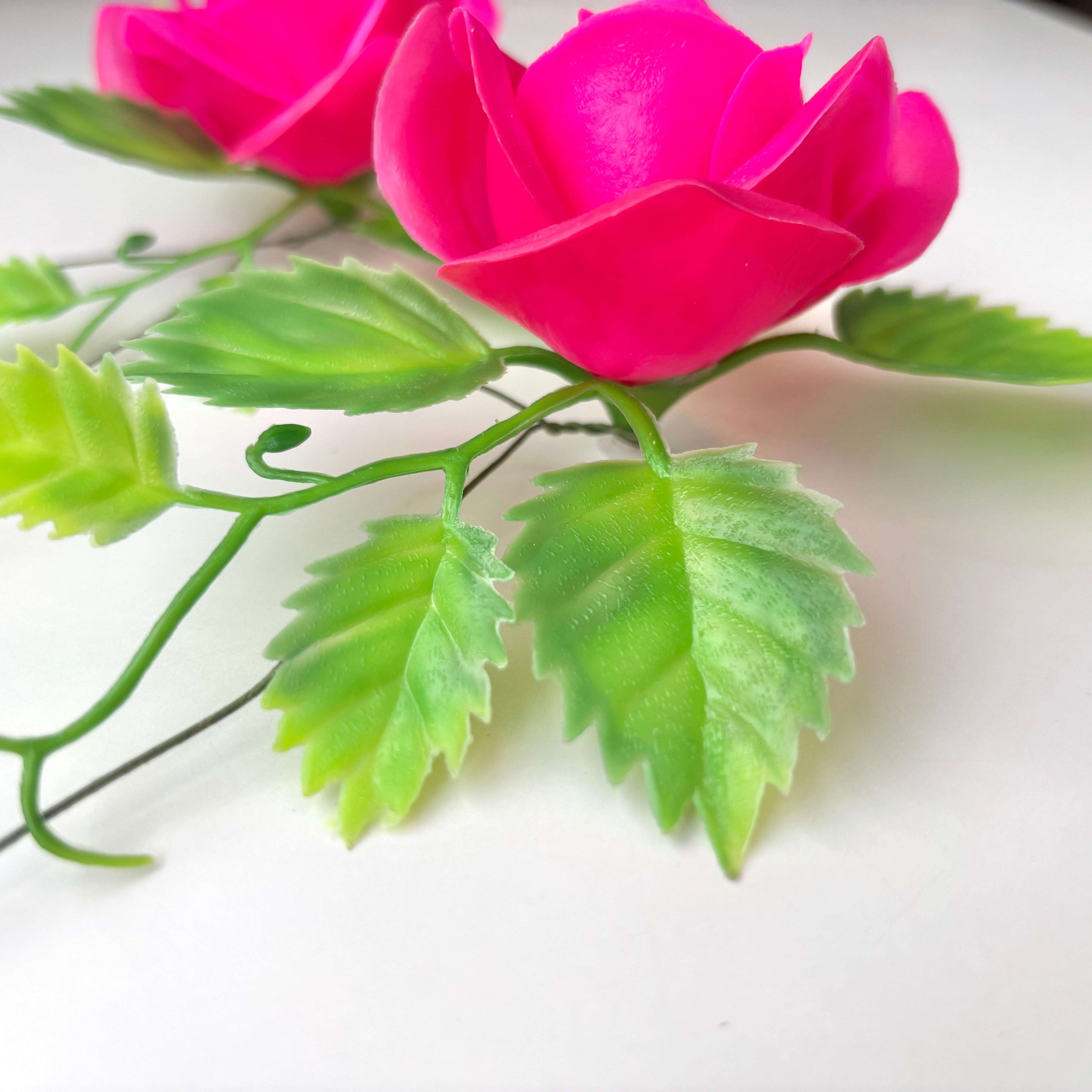 ヴィンテージプラスチック造花（菊・バラ） 大きなプラスチック薔薇1P | ガラクタや ネバーランド