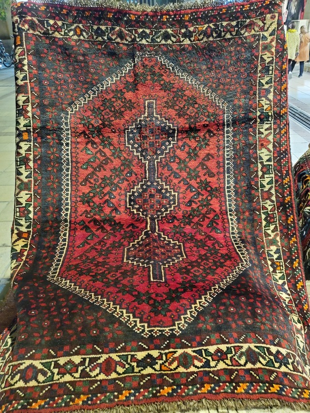 絨毯クエスト40【No.57】※現在、こちらの商品はイランに置いてあります。ご希望の方は先ずは在庫のご確認をお願いします。