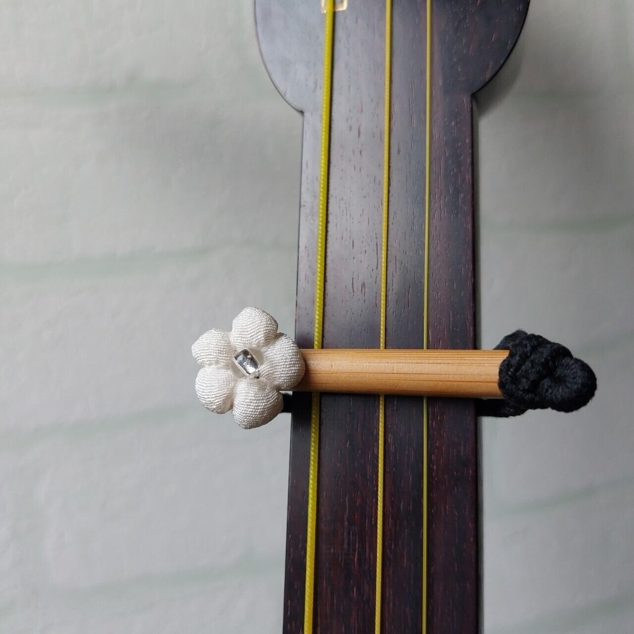 三味線本体 木製 3弦 金糸装飾 三味線本体 木製 3弦 ケース付き 三味線本体 木製 3弦 ケース付き