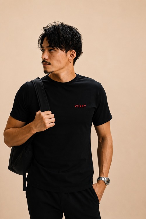 クルーネック　ブラックTシャツ　レッドロゴ　- ナチュラルフィット -  シリーズ２