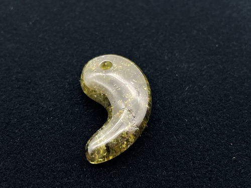 勾玉（グリーンガーネット）