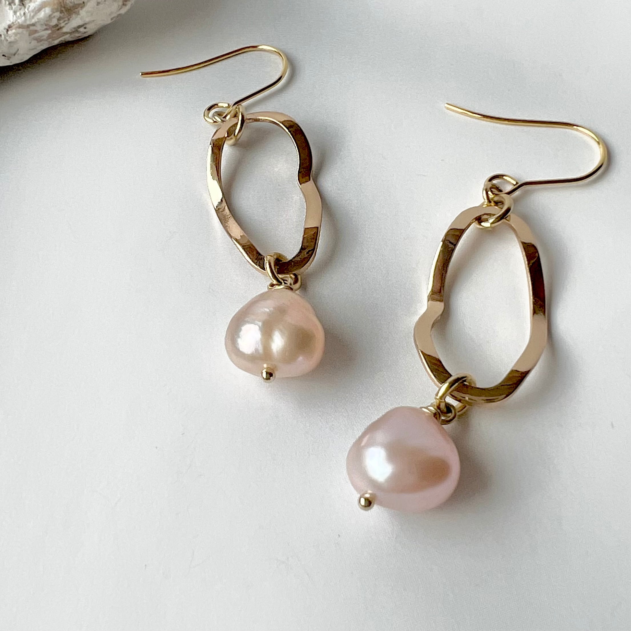 TVドラマ着用//ピンク淡水パールラフフープピアス・イヤリング