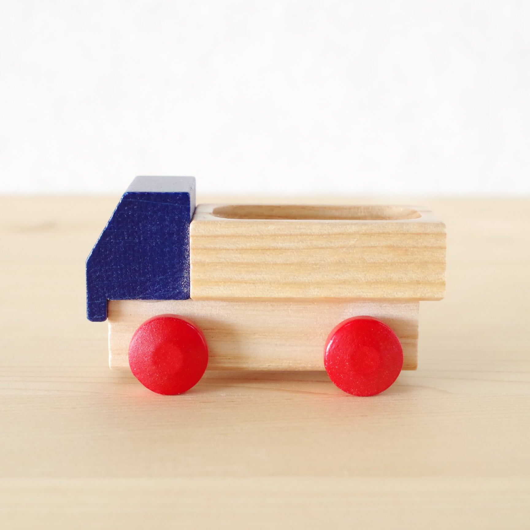 ベック トラック 青 | 木のおもちゃ専門店 おもちゃ箱 イカロス 公式