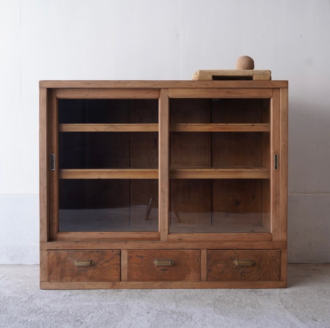 ガラス引き戸のキャビネット