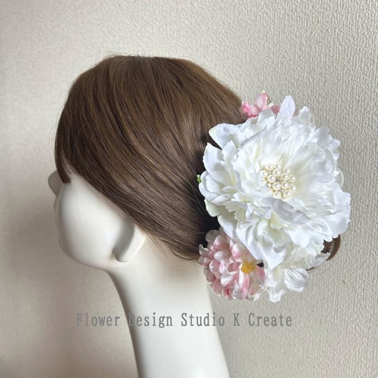 純白のビジューなピオニーとデルフィニュウムの和装髪飾り 和装婚 結婚式 神前式 色打掛 純白 白 桜 さくら 花嫁ヘア ピオニー