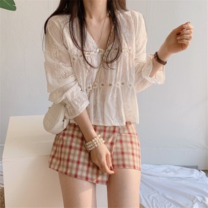 レースVネック立体花刺繍シャツ　A0837