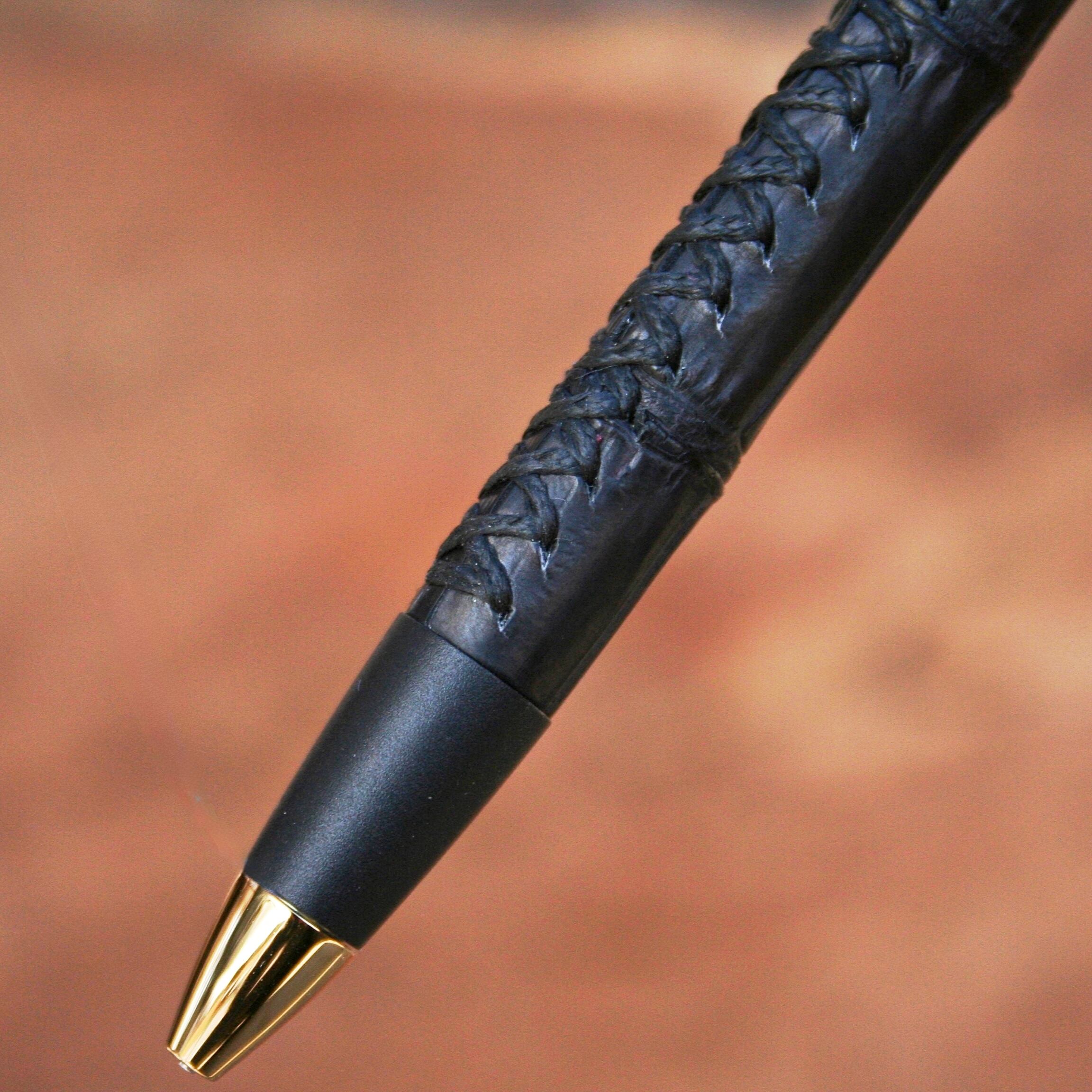 ☆不定期販売☆ 革軸ペン【クロコダイル マットブラック】 | Schicksal