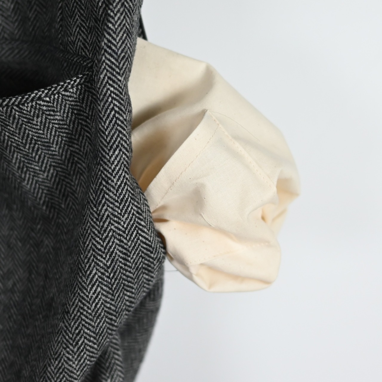 INTERIM / INDIA WOOL CLASSIC HERRINGBONE WITH LEATHER PIPING 2-TUCK STRAIGHT SLACKS