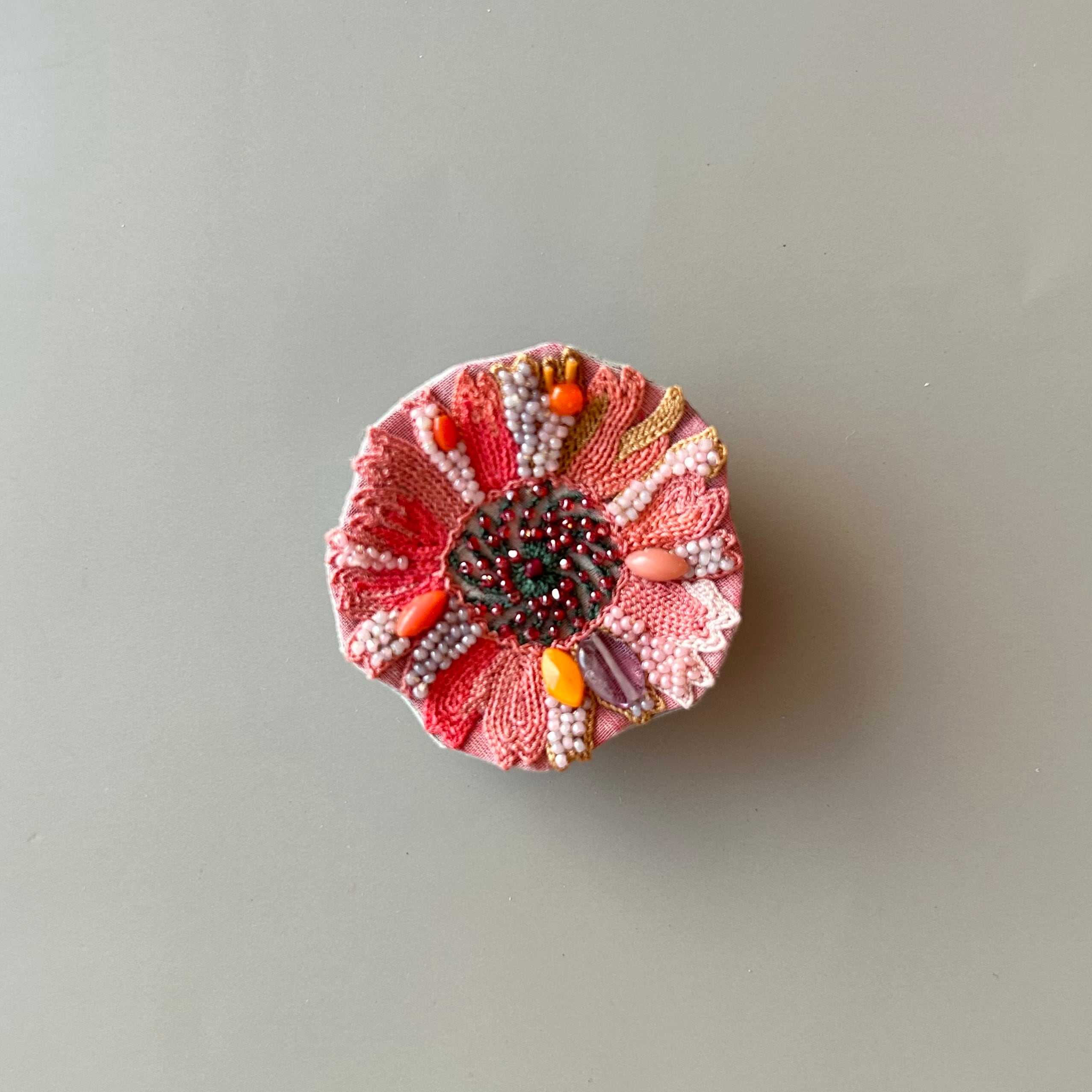 ピンクオレンジの花ブローチ | Rika Ogasawara｜ 福岡 フランス オート