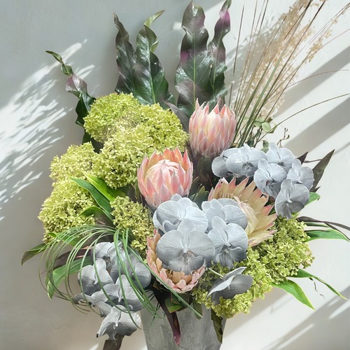 【季節のお花】シックなお任せ大型アレンジメント 画像