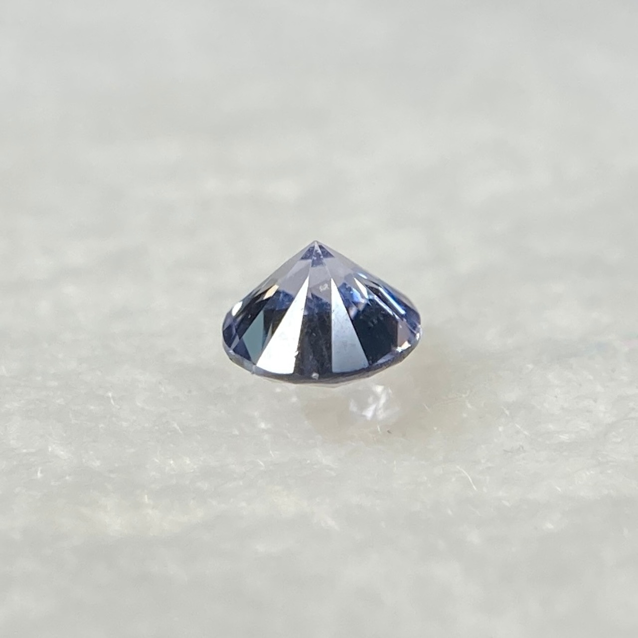 丸いスピネル  約3.3mm r-0469