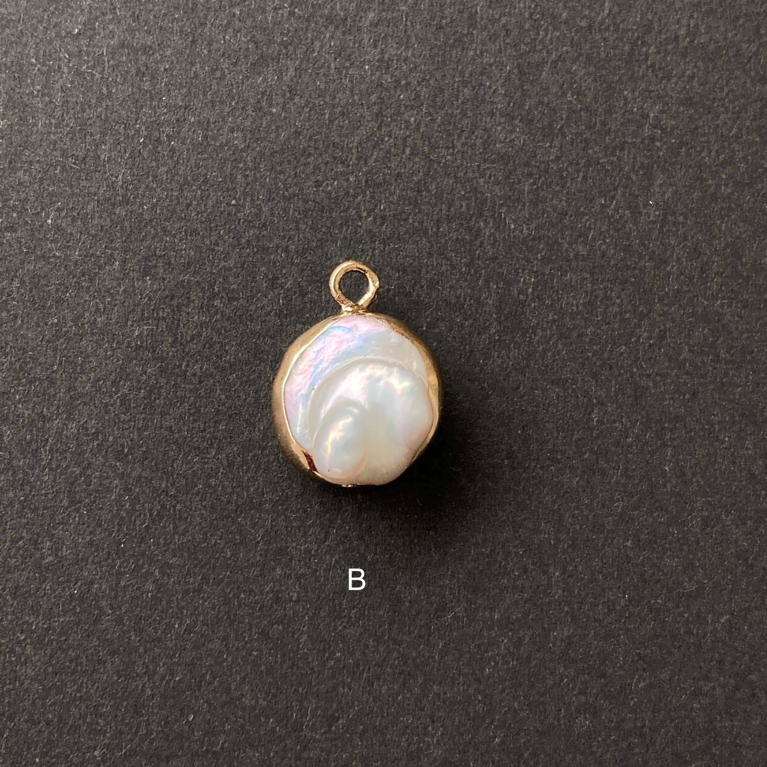 再入荷〉ゴールド縁いびつ淡水パールチャーム | Dua-アクセサリー