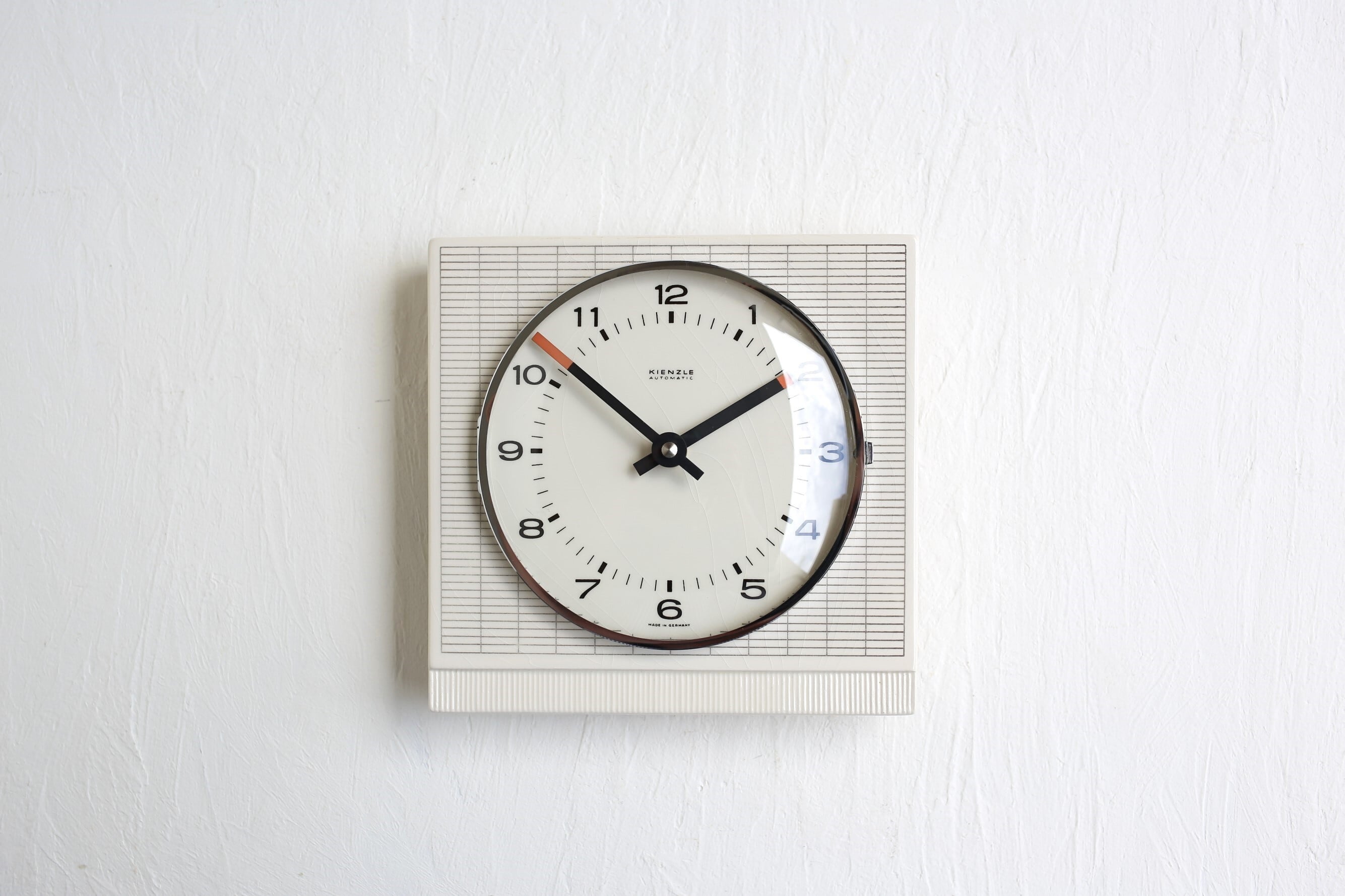 ドイツ アンティーク ヴィンテージ KIENZLE キンツレ 掛時計 陶器 四角 チェック柄(単2電池式クォーツ)N-04837