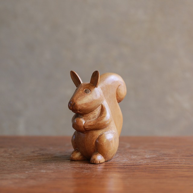 木の実を大事に抱えた、味わい深いリス