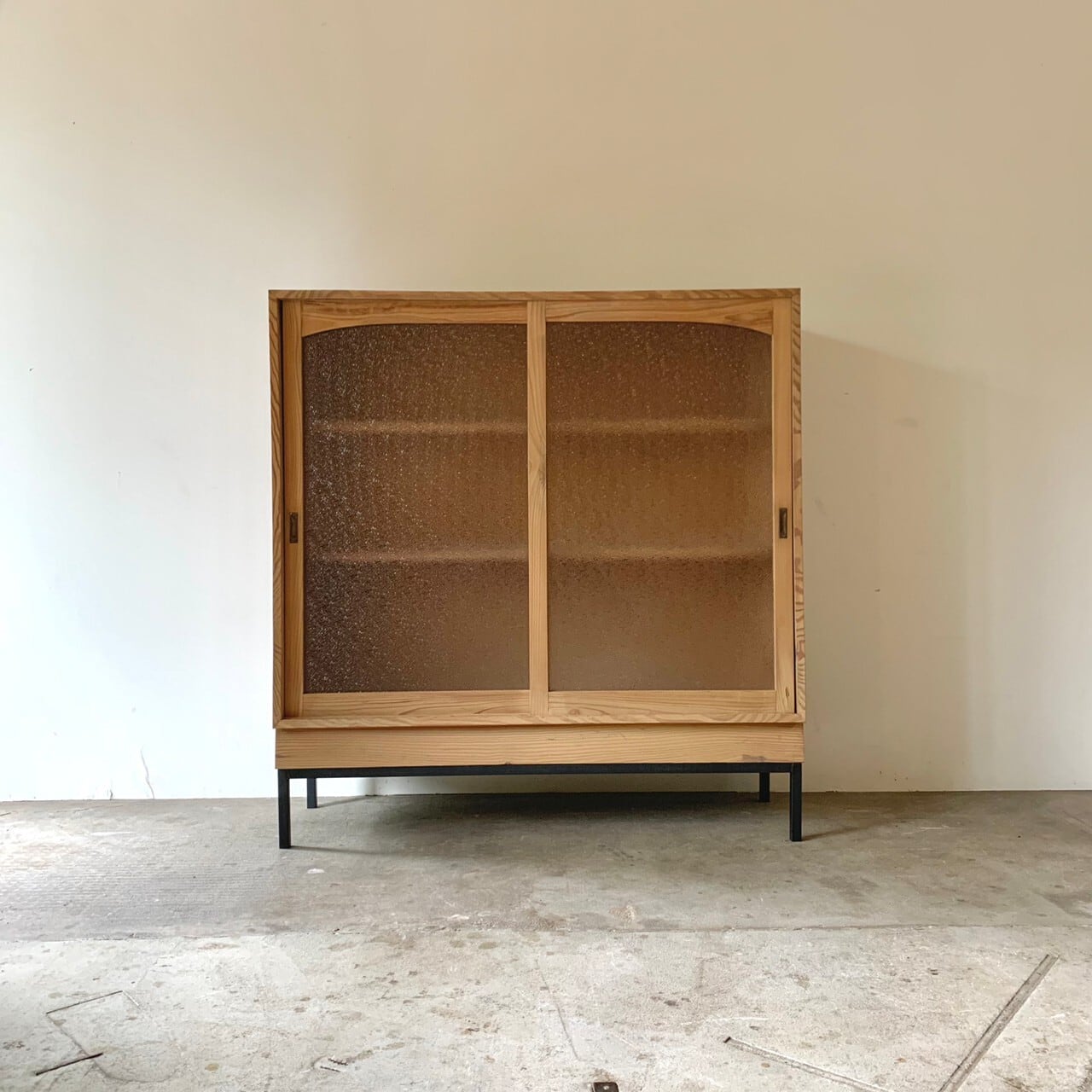 鉄脚のキャビネット　ダイヤガラス　古家具　0576