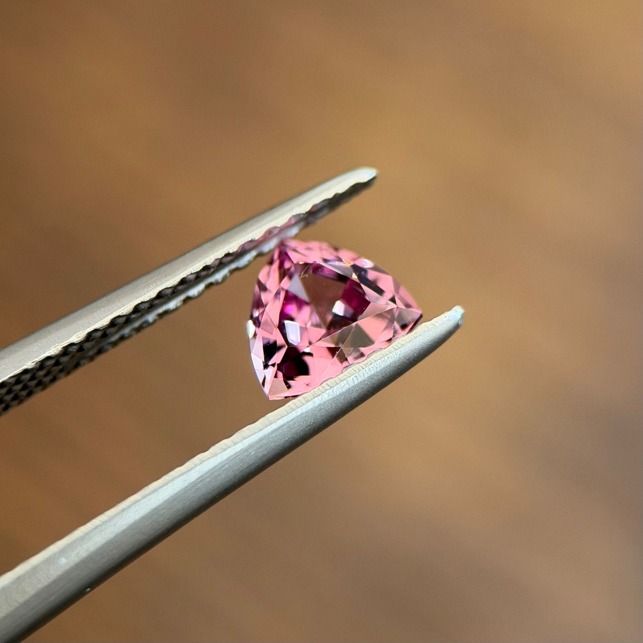 マラヤガーネット 5.5x5.5x3.4mm, 0.68ct, マダガスカル産