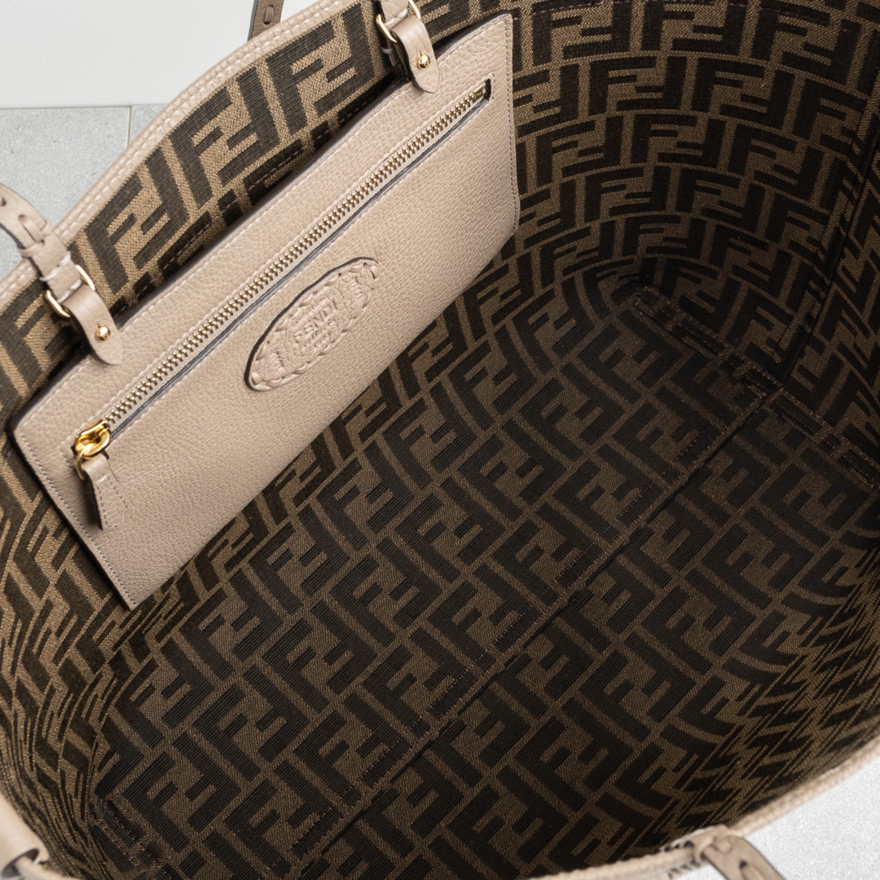 フェンディ ロール ミディアム トートバッグ セレリア ベージュ レザー