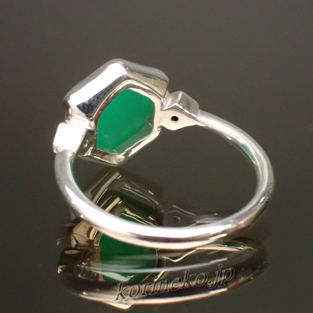 ヘキサゴンのシュガーローフカット。クリソプレーズとダイヤのリング