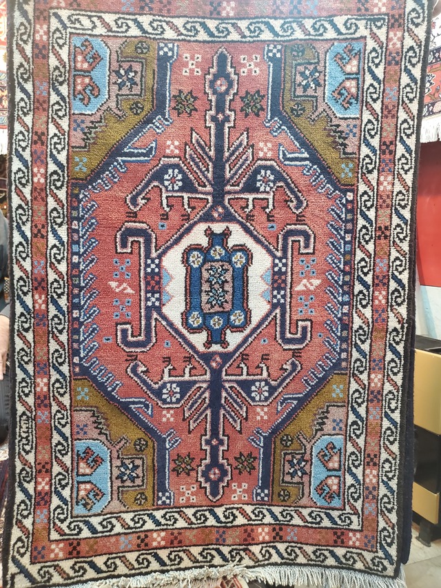 絨毯クエスト51【No.11】Red/Blue ※現在、こちらの商品はイランに置いてあります。ご希望の方は先ずは在庫のご確認をお願いします。