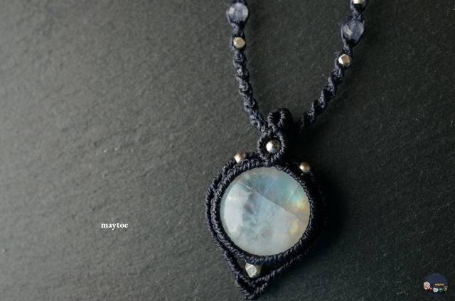 幻想的な輝き＊レインボームーンストーン（ホワイトラブラドライト）のマクラメネックレス