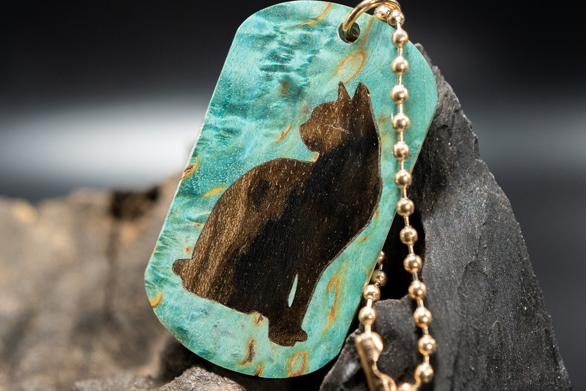 【翠玉】 マスールバーチ ドッグタグ象嵌 優雅に座る猫