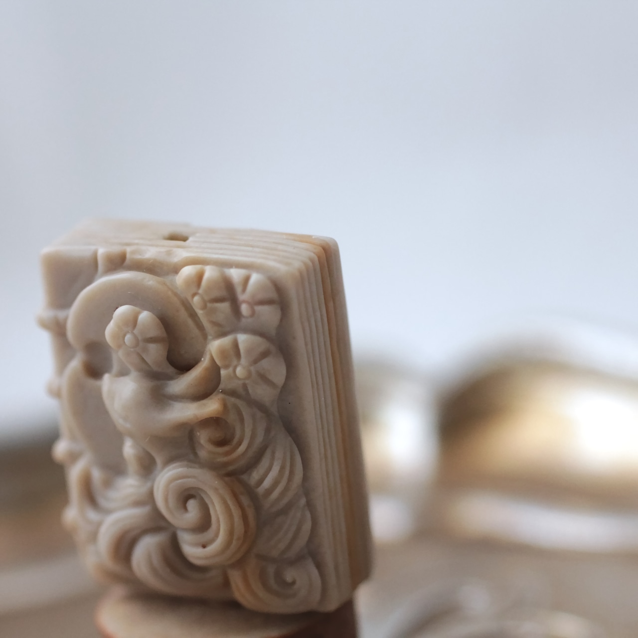 アラシャン瑪瑙 九尾彫刻 - 古書モチーフ 知恵 変化 天然石 パーツ I1003