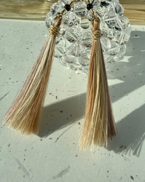 くすみベリーラテ｜精麻 草木染め いちご染め 紫根染め 赤瑪瑙 レッドアゲート タッセル イヤリング 8.5cm