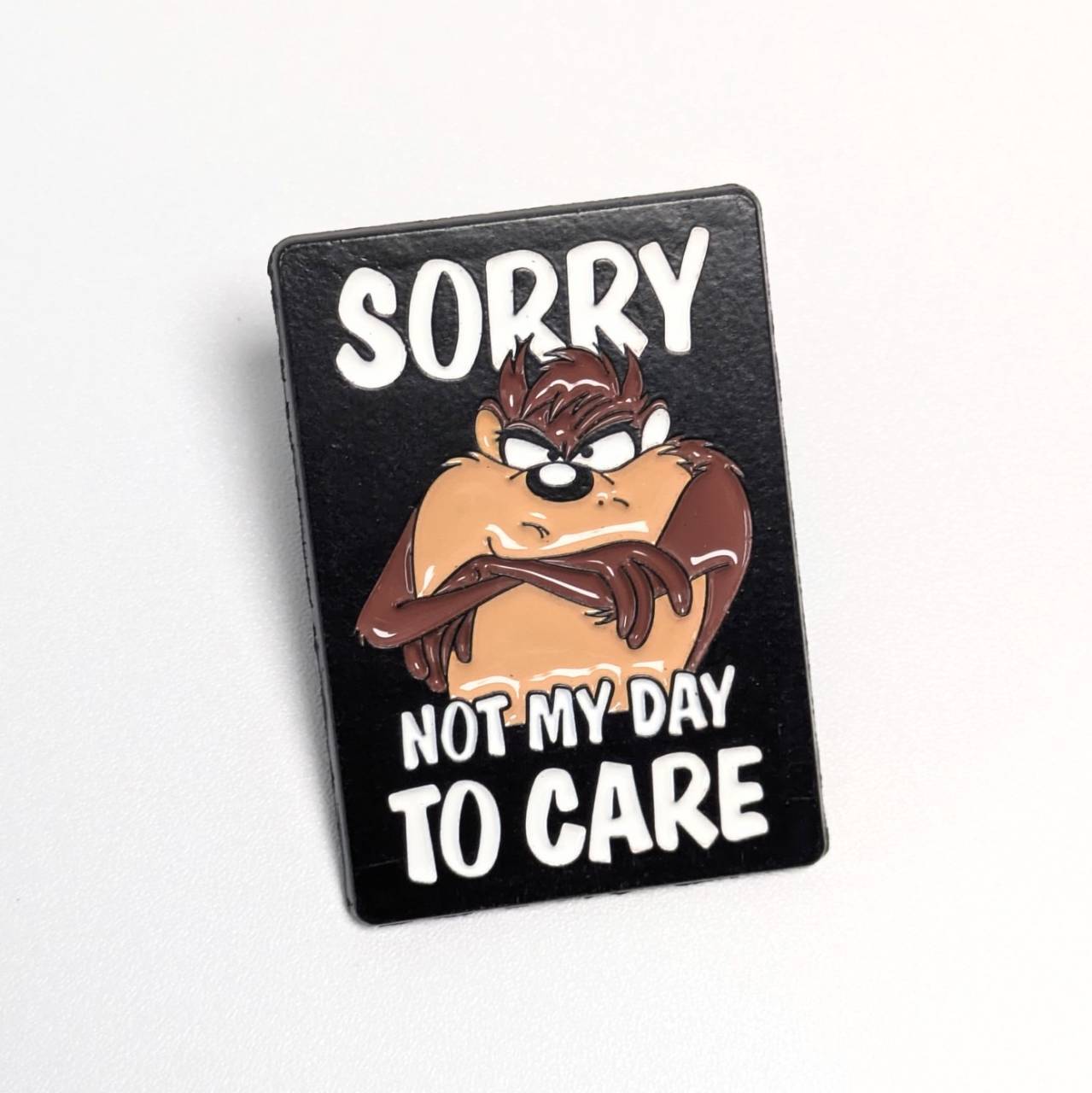 送料無料！ ★ピンズ PINS★ピンバッジ 【 Looney Tunes ( ルーニーテューンズ )】 タズマニアンデビル / SORRY  NOT MY DAY TO CARE〚アメリカン雑貨 アメトイ〛