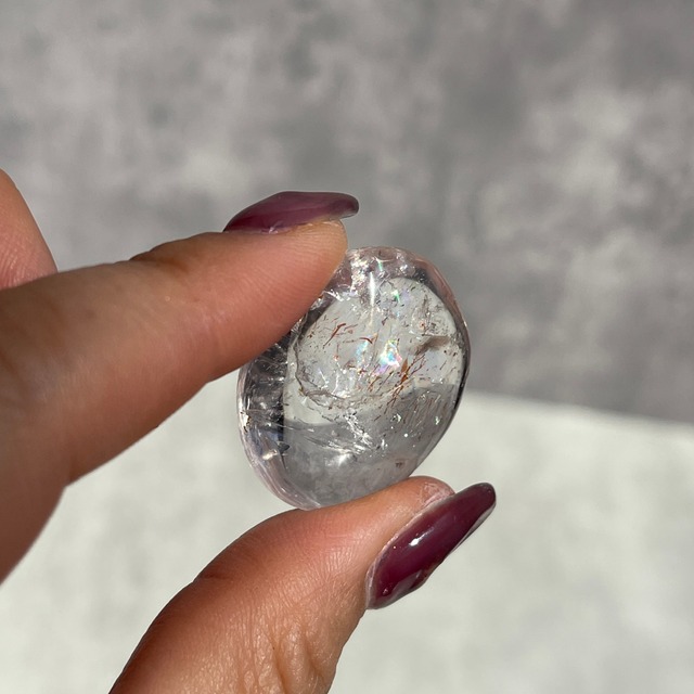 【水晶タンブル Quartz】虹あり｜赤いインクルージョンあり｜鉱物 天然石 パワーストーン