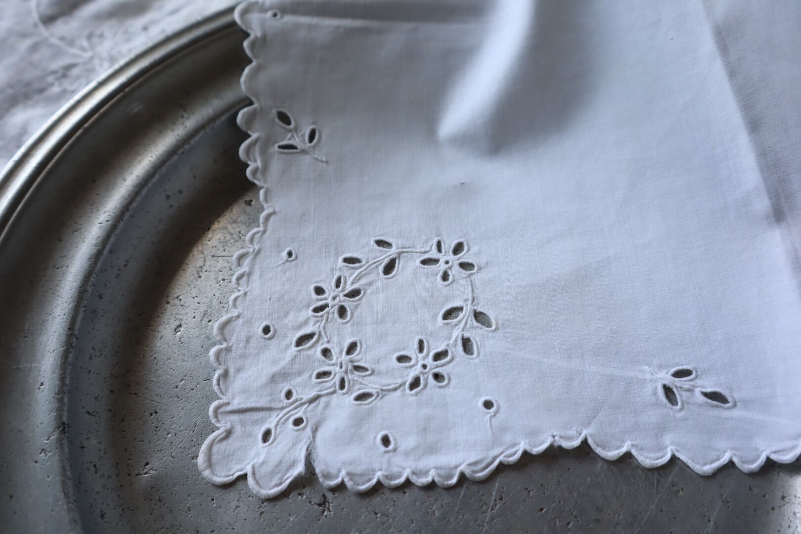 France製 29㎝ アンティークカットワーク刺繍ハンカチ B953 ホワイト
