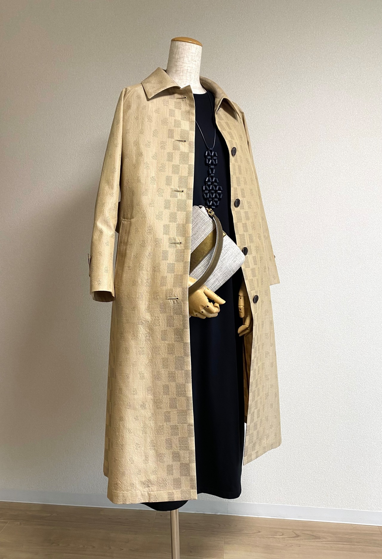 28　市松グラデーショントレンチコート