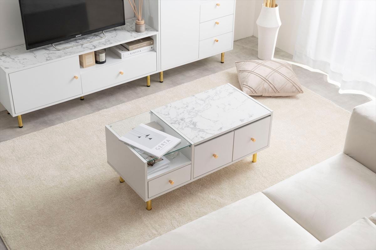 天板の大理石柄とゴールドのあしらいが特徴のドレッサーテーブル