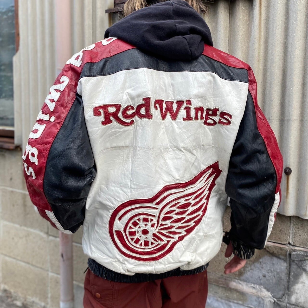 ビッグサイズ 90年代 NHL REDWINGS デトロイト・レッドウィングス チームロゴ 刺繍 オールレザー スタジャン メンズ2XL相当 古着  90s ビンテージ ヴィンテージ ビッグロゴ バックロゴ 袖ロゴ レザージャケット ブルゾン レッド ブラック ホワイト 赤 黒 白