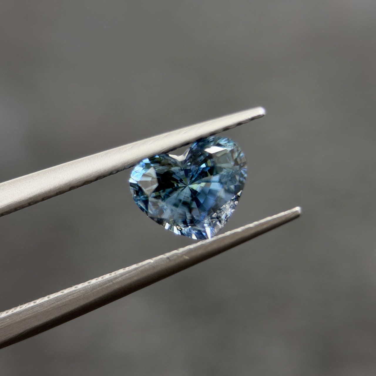 カラーチェンジジルコン 7.2x5.9mm, 1.52ct, ミャンマー産