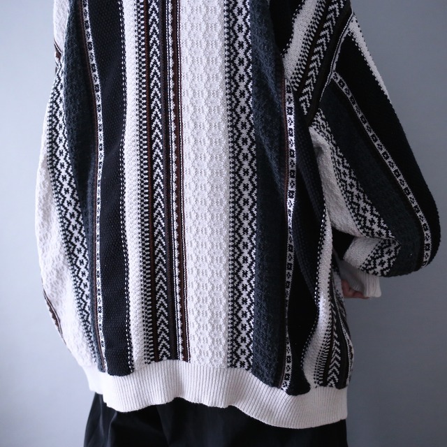 monotone color multi knitting pattern over silhouette knit
