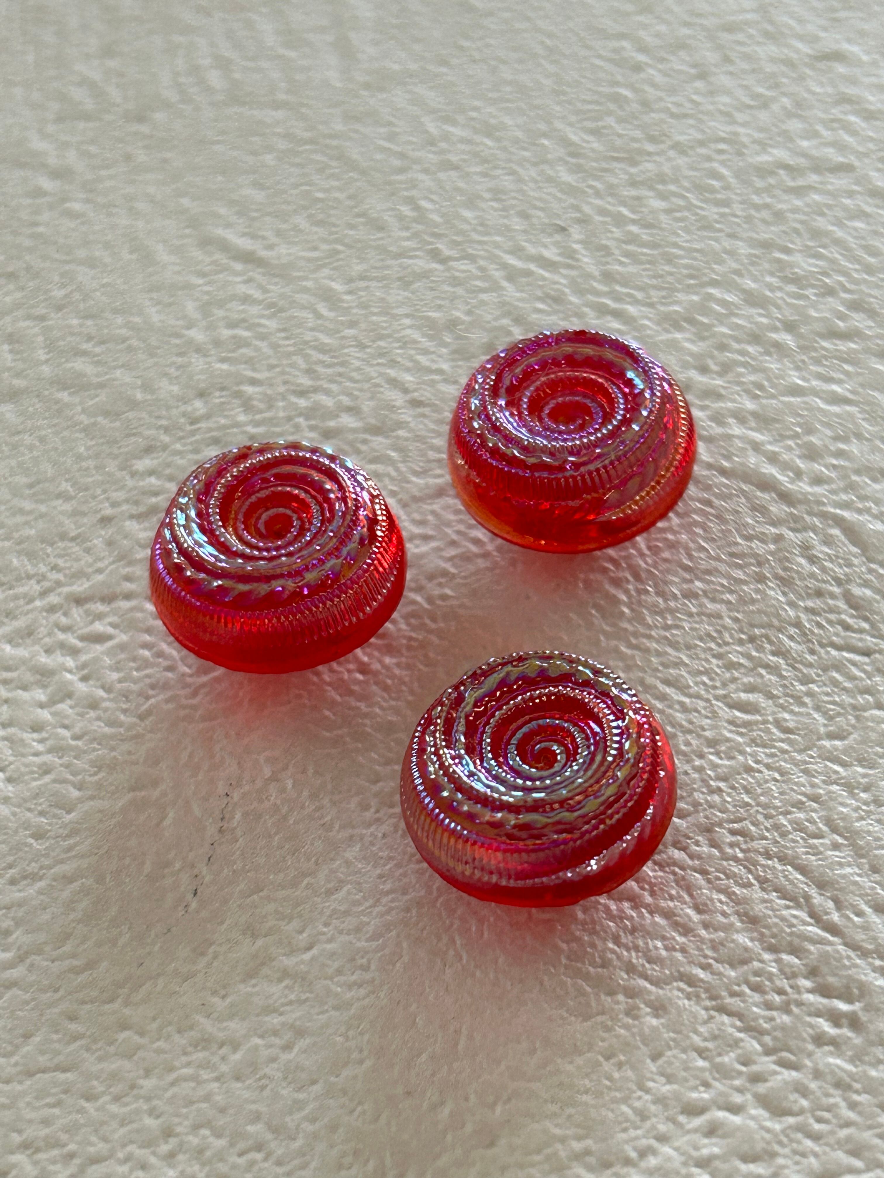 フランス Vintage ガラスボタン レッド 13mm エスカルゴ 渦巻き アクセサリーパーツ デコレーション材