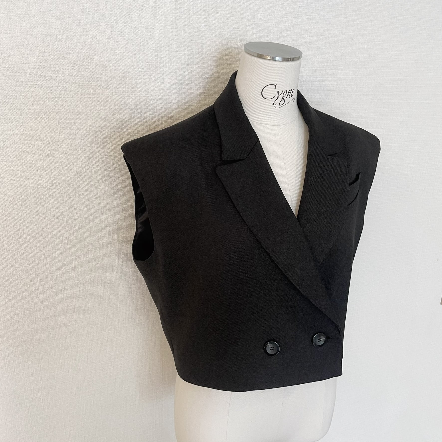 パワショルショート丈ジレ Patric ブラック | Cygne 