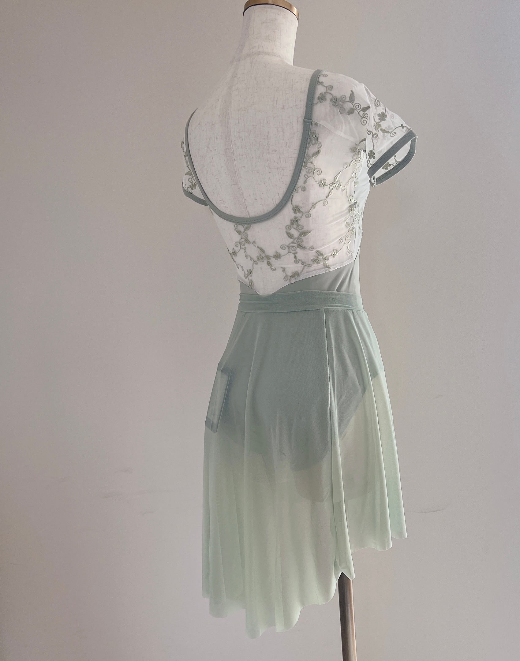 くすみグリーン刺繍 ハーフスリーブ バレエレオタード | バレエ