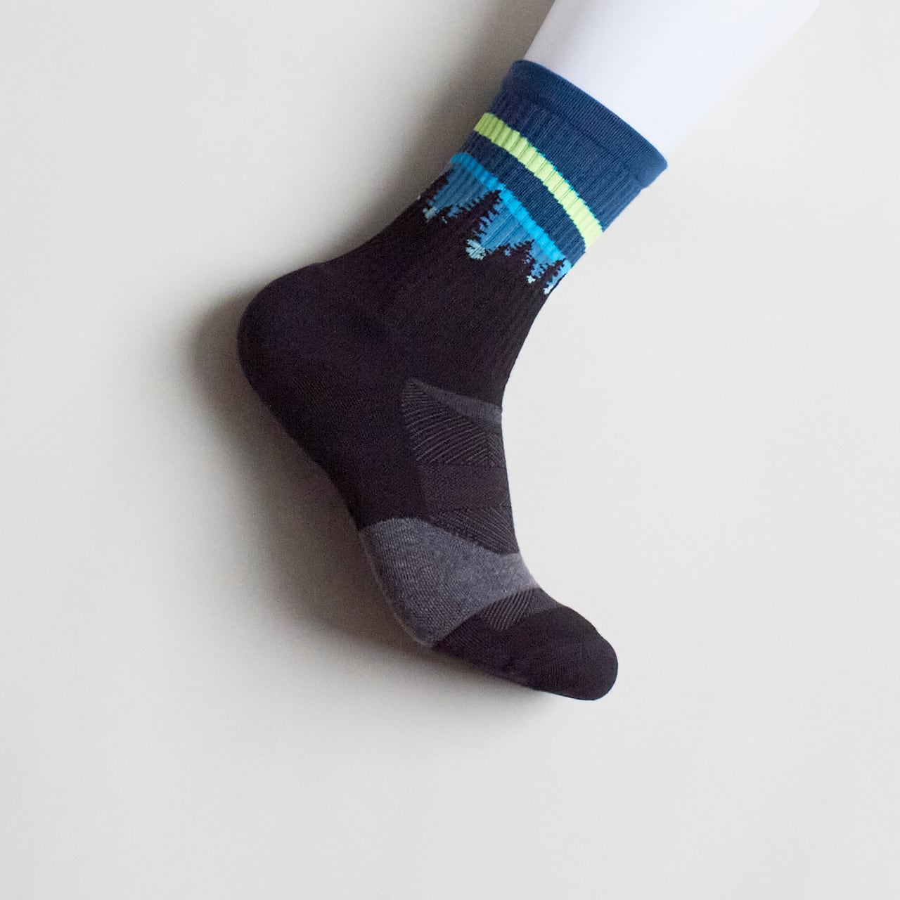 Feetures（フィーチャーズ）Trail Max Cushion Mini Crew -Blue Aurora